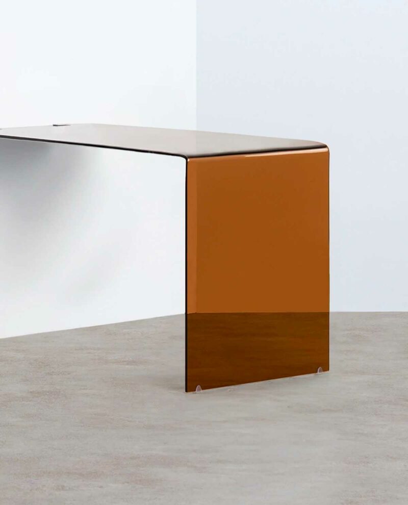 Design contemporain : une table murale en verre trempé