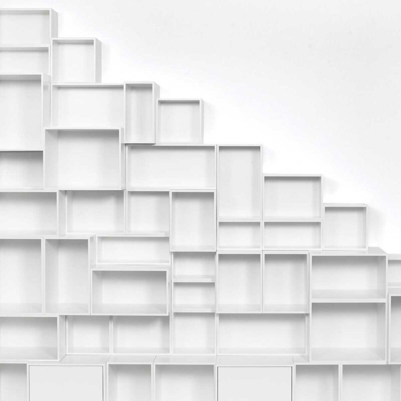 Format XXL : une grande étagère cube design à la forme escalier