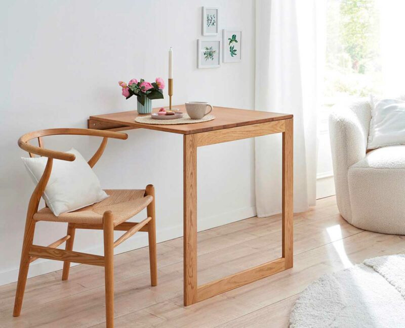 Intérieur scandinave avec une table murale en bois