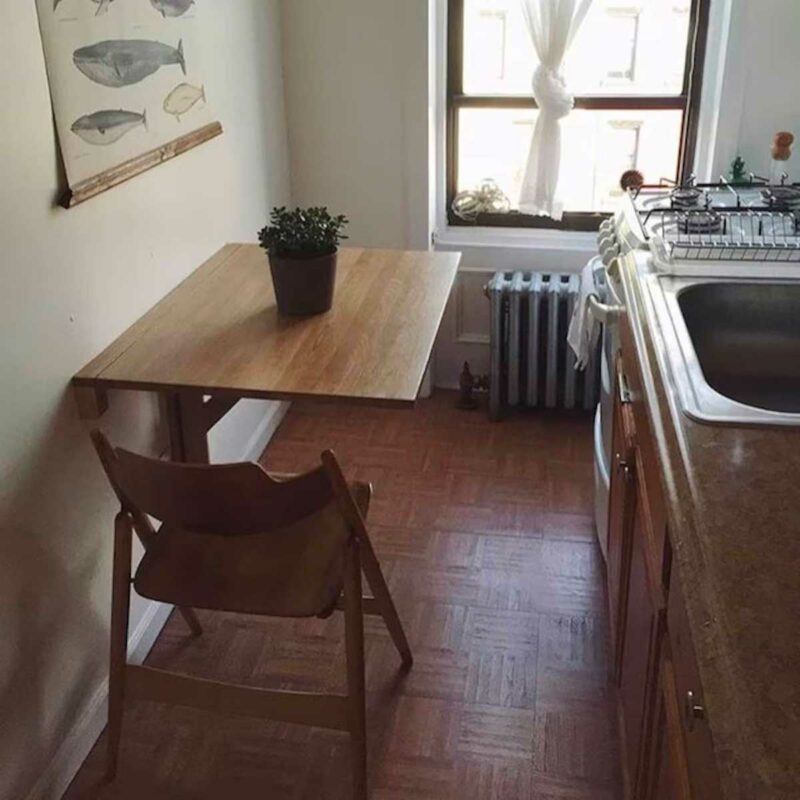 L'authenticité d'une table murale en chêne massif avec plateau pliant