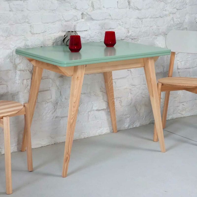 Le choix du décorateur : une table placée contre un mur