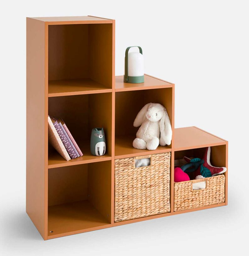 Petite bibliothèque en forme d'escalier pour une chambre d'enfant