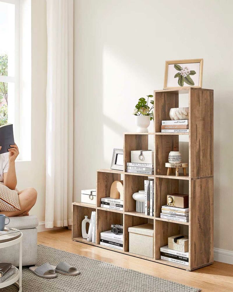 Salon avec bibliothèque bois foncé en forme d'escalier
