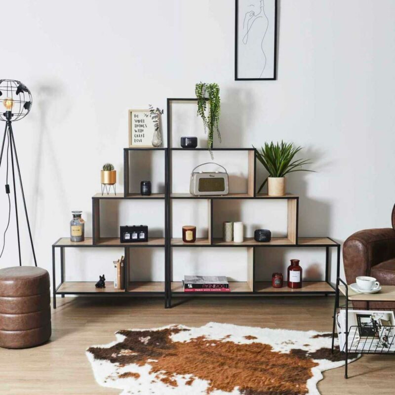 Salon avec deux étagères escalier