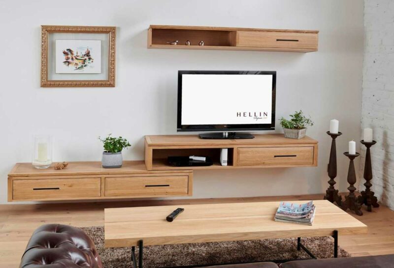 Salon avec grand meuble TV suspendu en bois