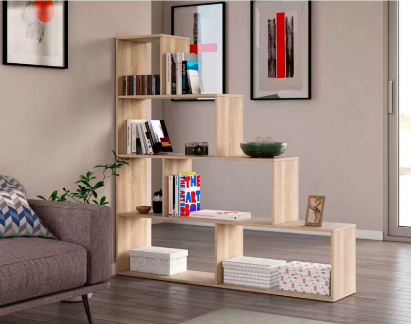 Séparer une pièce avec style grâce à une étagère en forme d’escalier