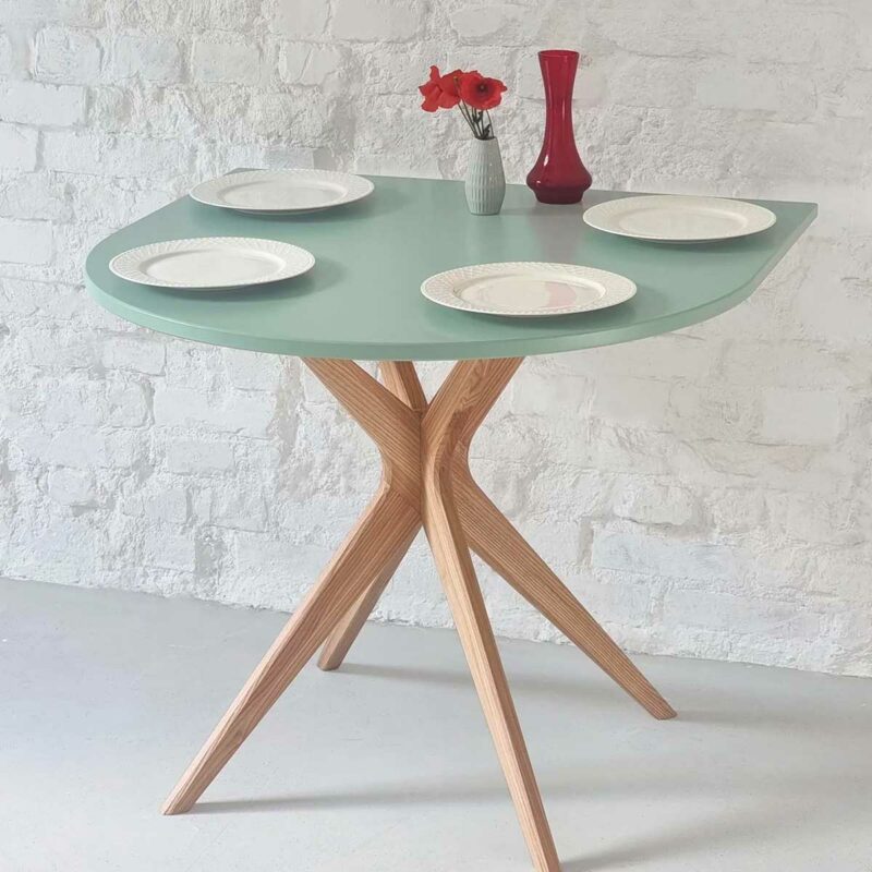 Table avec design conçu pour une disposition murale