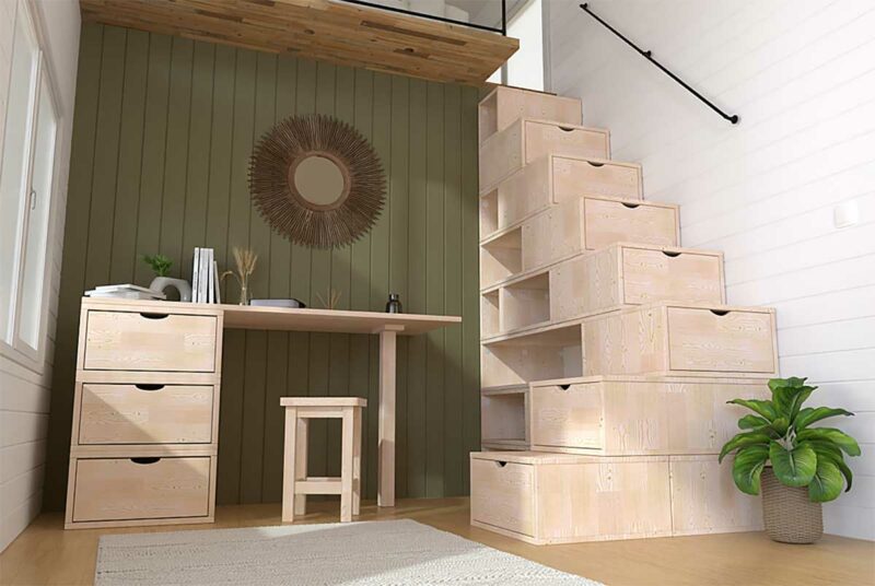 Un véritable escalier avec rangements qui sert d'étagère