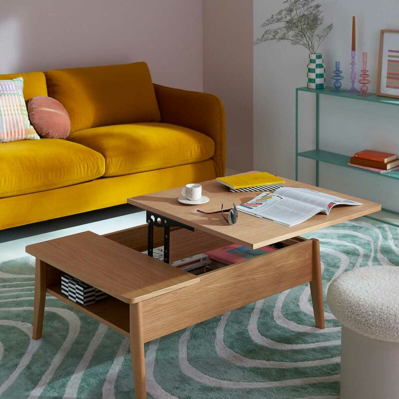 Une table basse plateau relevable au design naturel et pratique