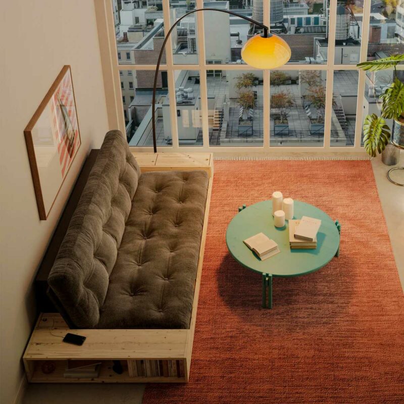 Ambiance vintage avec une banquette japandi qui se transforme en lit