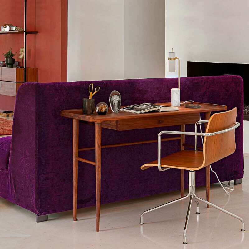 Astuce de décorateur pour aménager le salon : bureau au dos du canapé