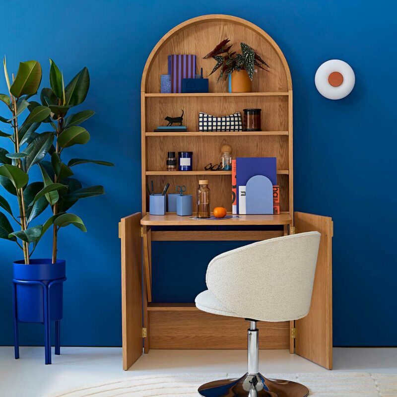 Bibliothèque arche avec bureau escamotable : l'astuce pour un salon modulable