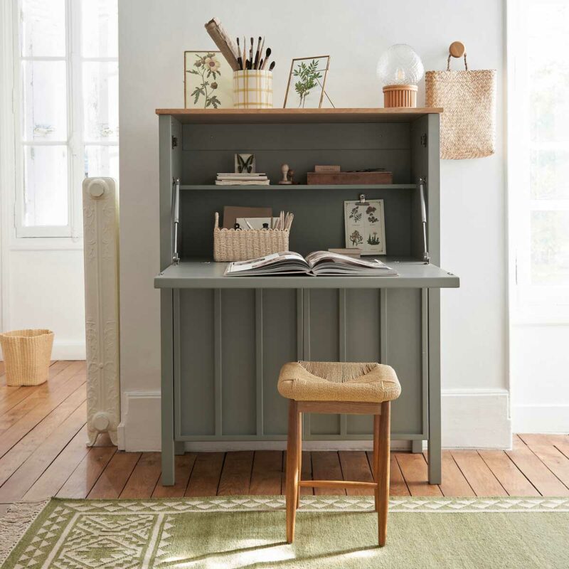 Bureau secrétaire rabatable en déco dans un salon