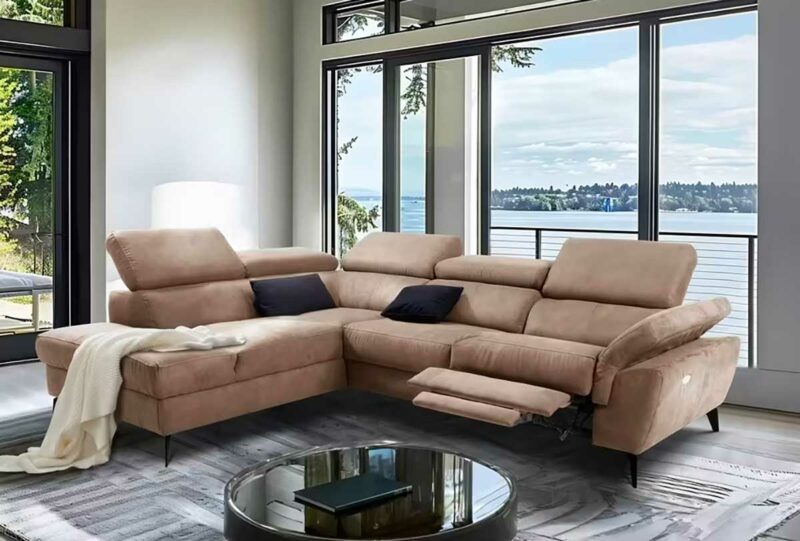 Canapé d'angle en tissu beige avec repose-pieds motorisé