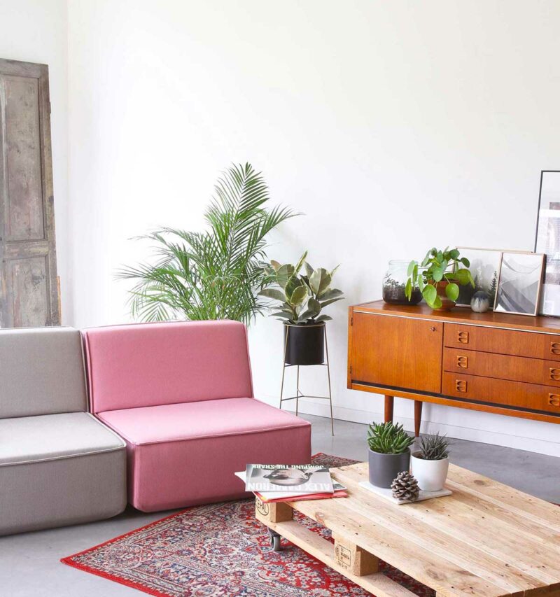 Canapé minimaliste dans un salon style vintage