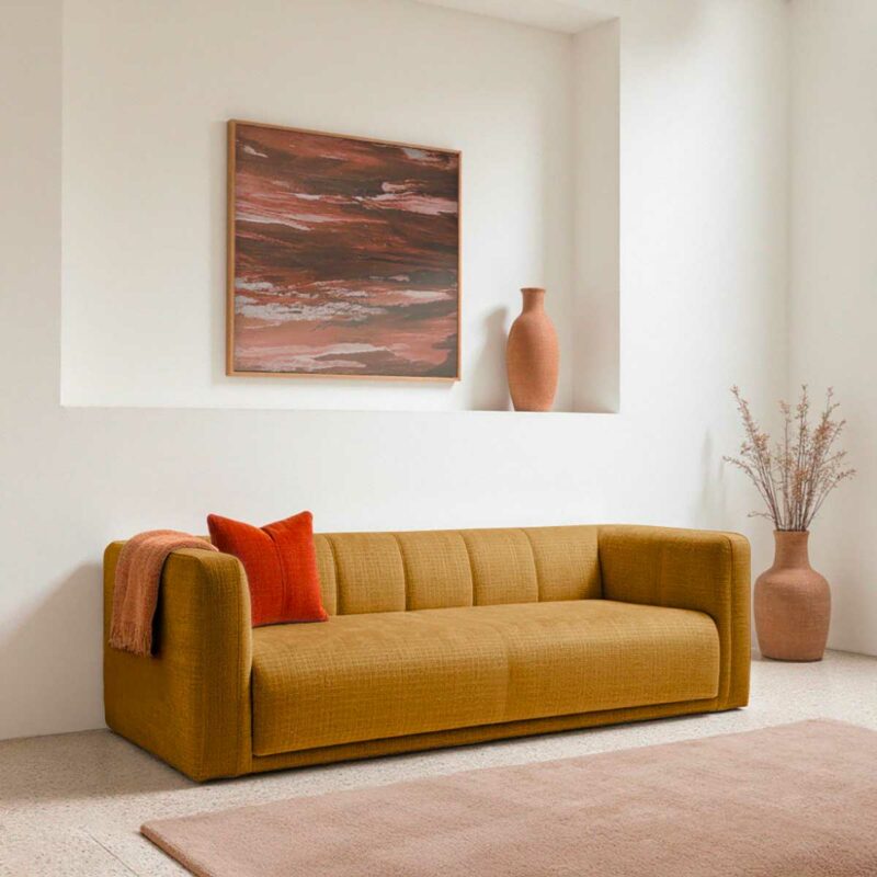 Canapé minimaliste moutarde : l'esprit vintage épuré