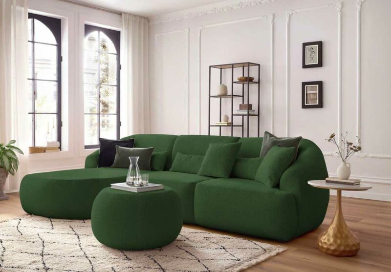 Canapé minimaliste vert forêt : l'audace des courbes organiques
