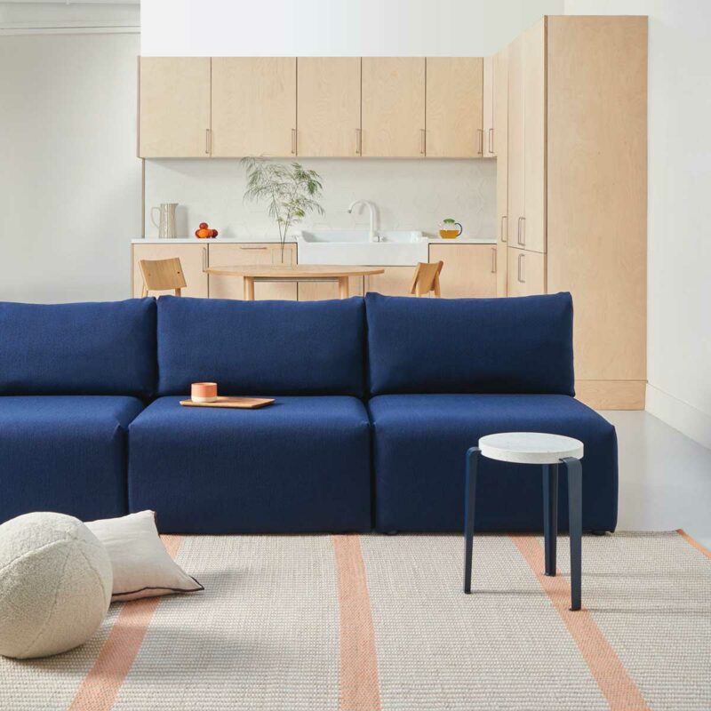 Canapé modulable bleu marine : l'élégance minimaliste scandinave