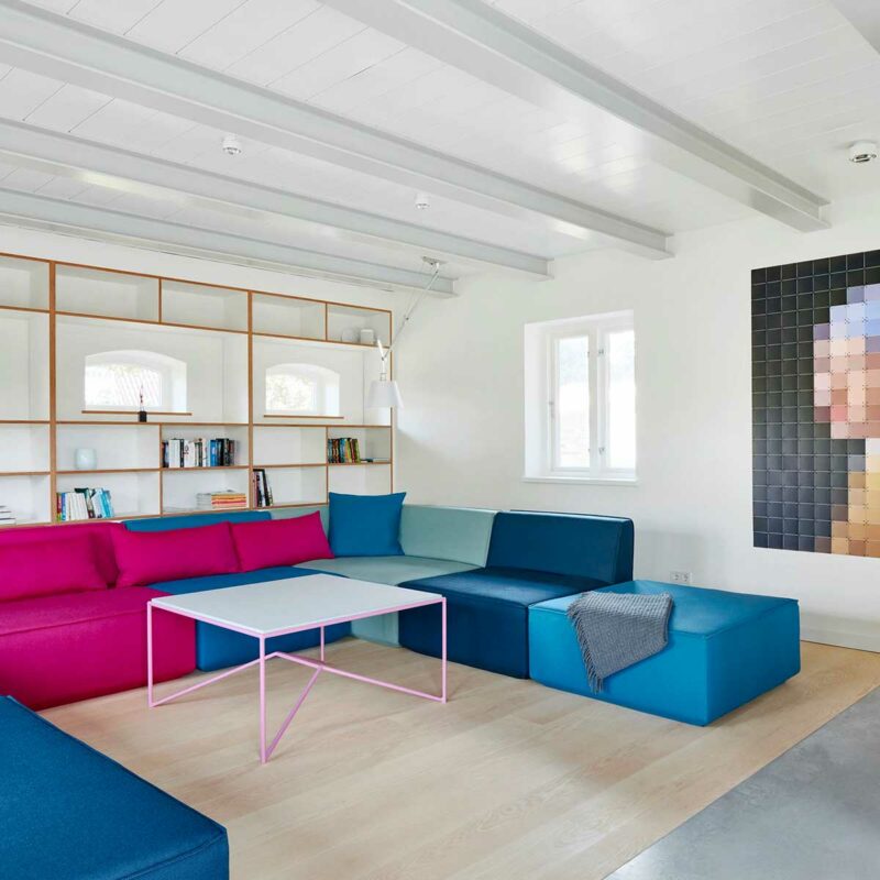 Canapé minimaliste : 33 idées pour un salon design et épuré Canapé panoramique XXL : le minimalisme ose la couleur