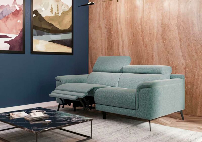 Canapé relax électrique en tissu bleu clair dans un salon contemporain contrasté