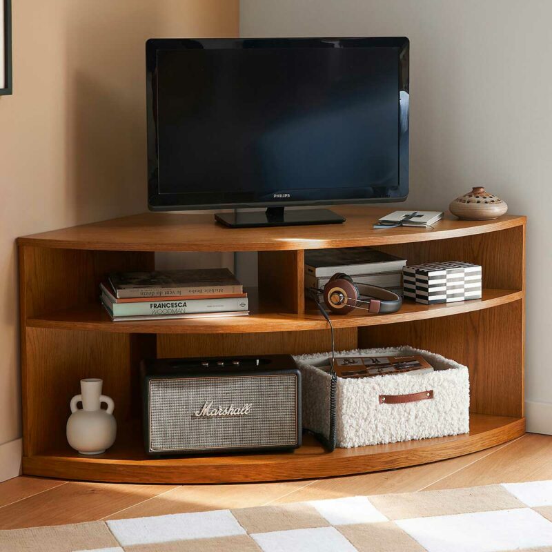 Coin du salon aménagé avec un meuble TV d'angle en arc de cercle