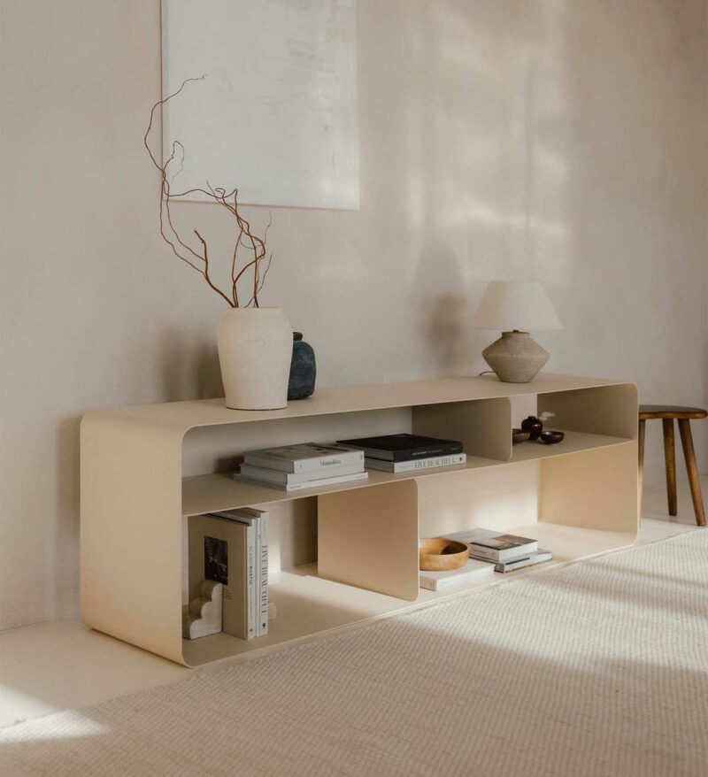 Design épuré pour un meuble TV arrondi en métal poudré