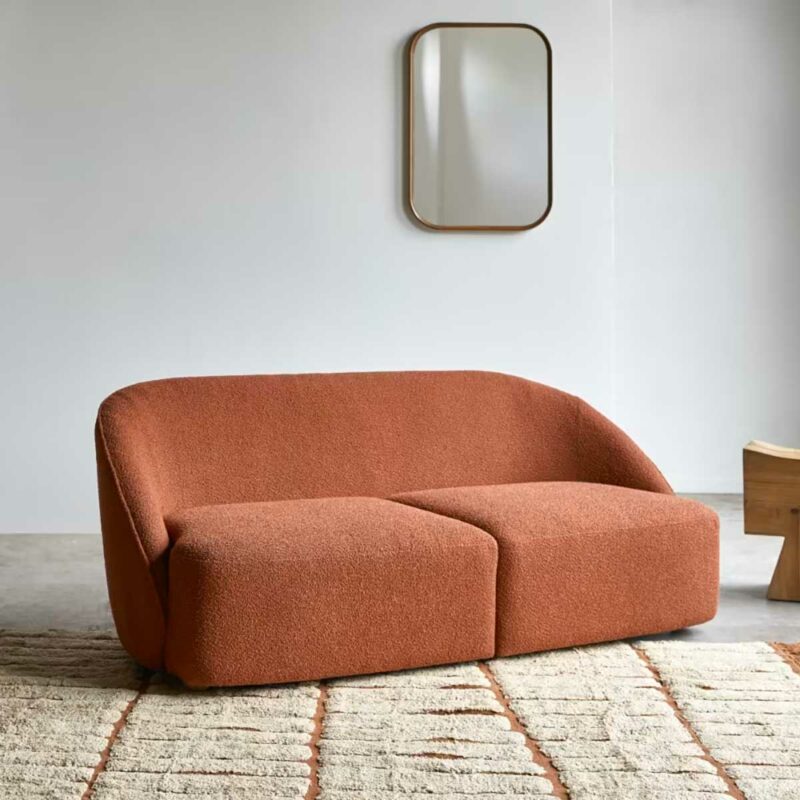 Design vintage, tissu bouclette, forme arrondie, coloris terracotta : le canapé parfait ?