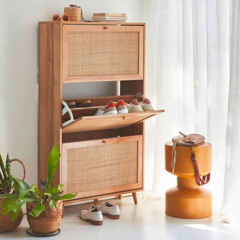 Détails vintage dans le design de ce meuble à chaussures peu profond