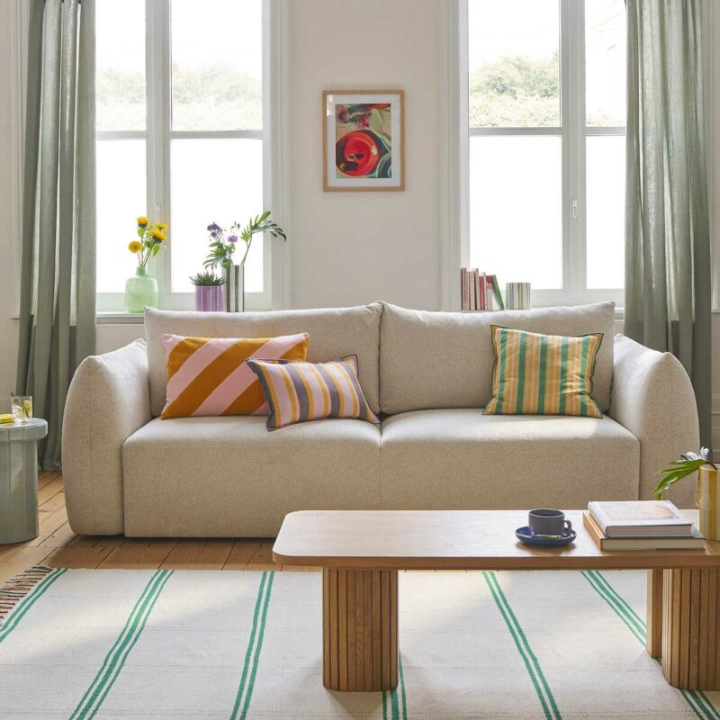 Directement posé au sol : un canapé minimaliste convertible épuré