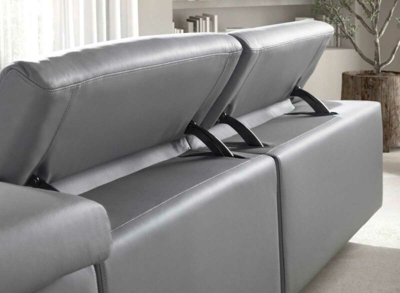 Dossier relevable d'un canapé relax électrique gris en cuir