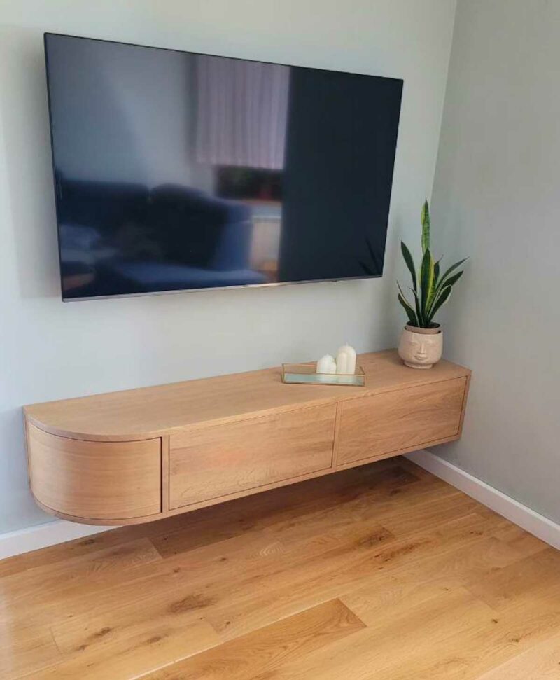 Élégance minimaliste pour un meuble TV suspendu avec angle arrondi