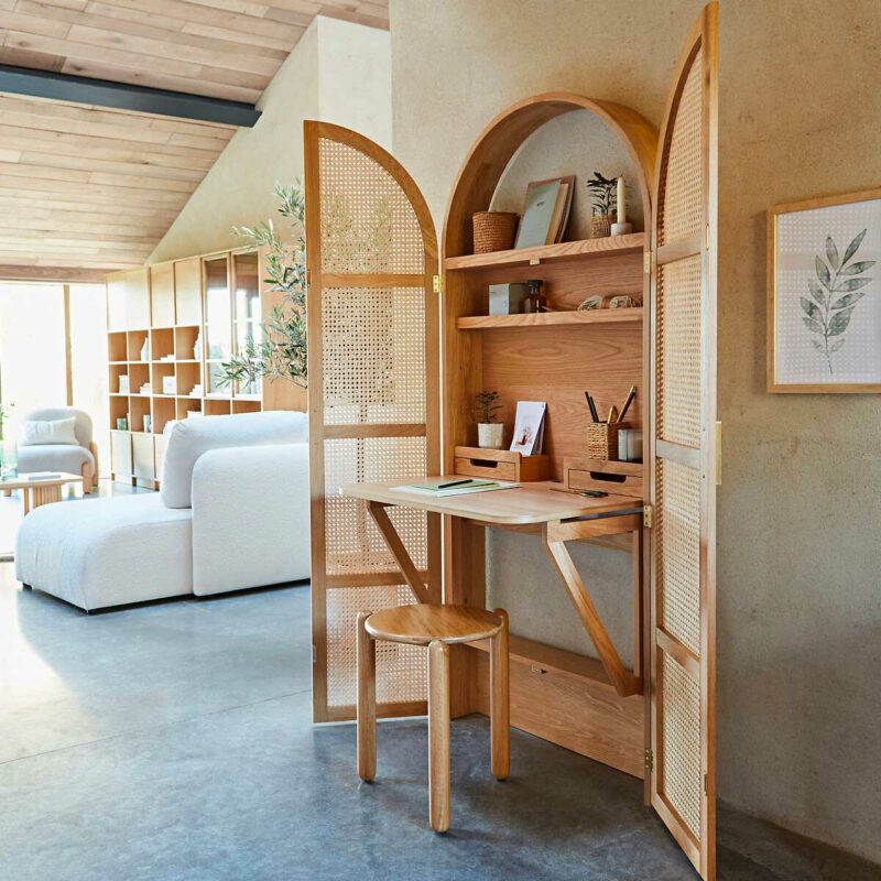 Esprit cannage pour ce bureau qui se referme