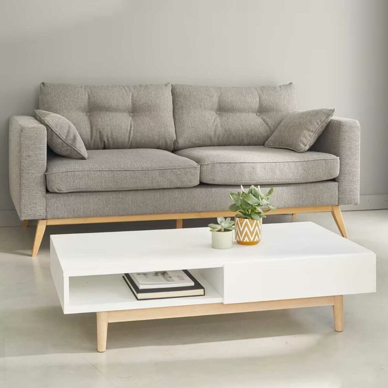 Esprit scandinave rétro pour ce canapé gris avec pieds compas