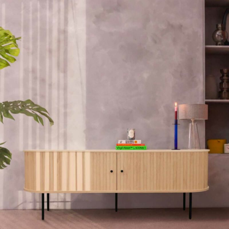 Forme arrondie pour un meuble TV en bois clair à portes coulissantes