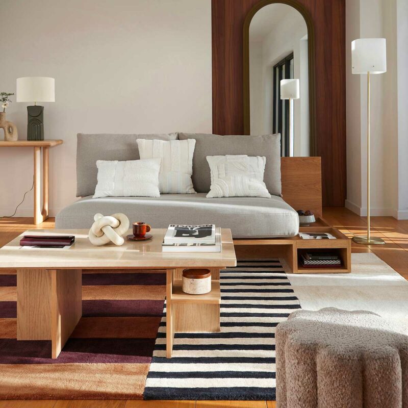 Fusion japonaise-scandinave : canapé gris et bois avec rangements intégrés