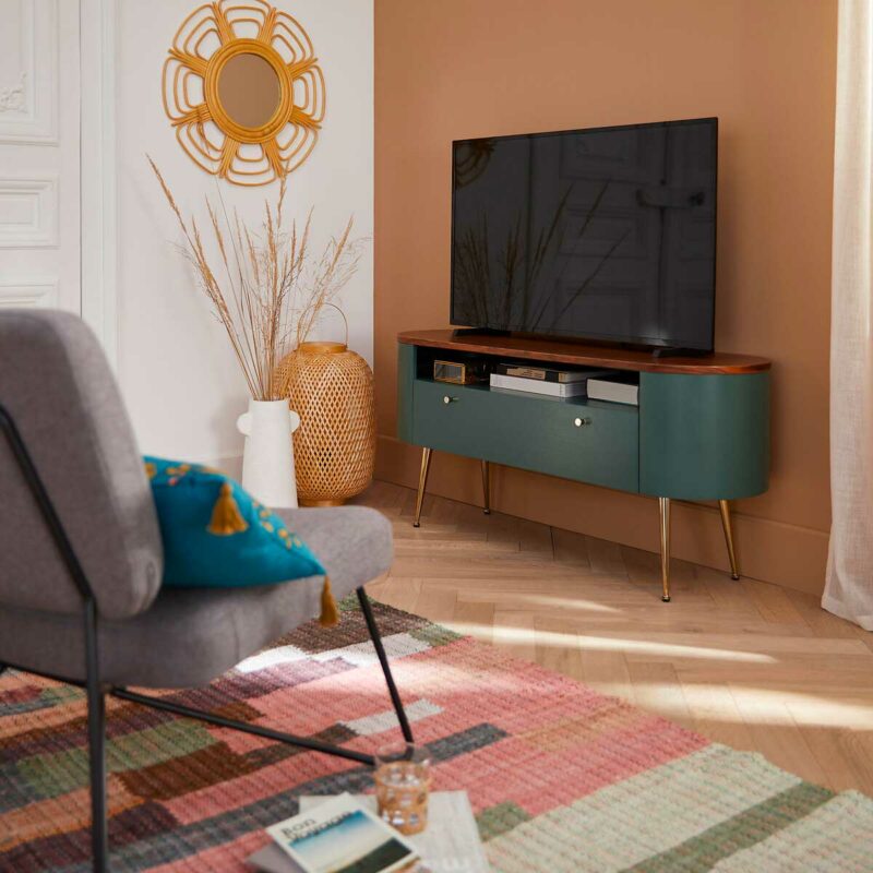 Idée déco vintage : meuble TV vert aux angles arrondis et pieds dorés