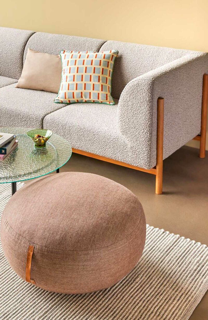 Inspiration japandi : canapé bois et bouclette minimaliste