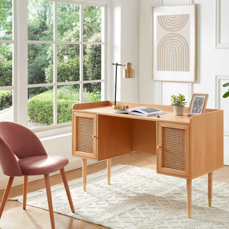 Installer un bureau vintage avec rangements à côté d'une fenêtre