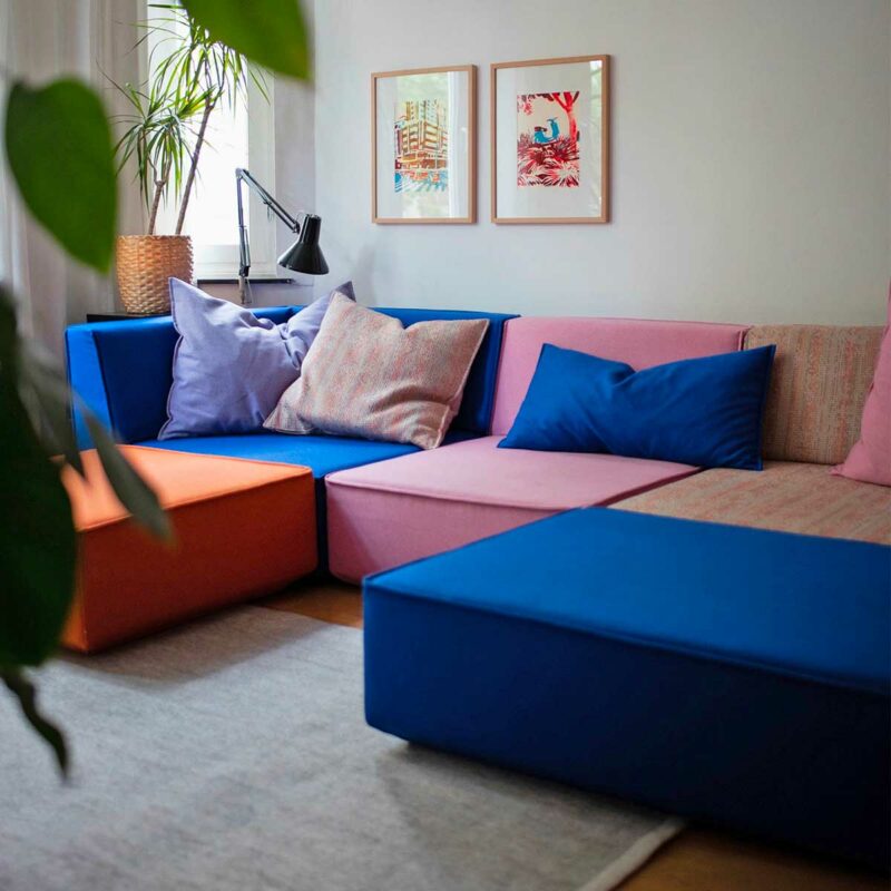 Jeu de volumes colorés : canapé modulable minimaliste ludique