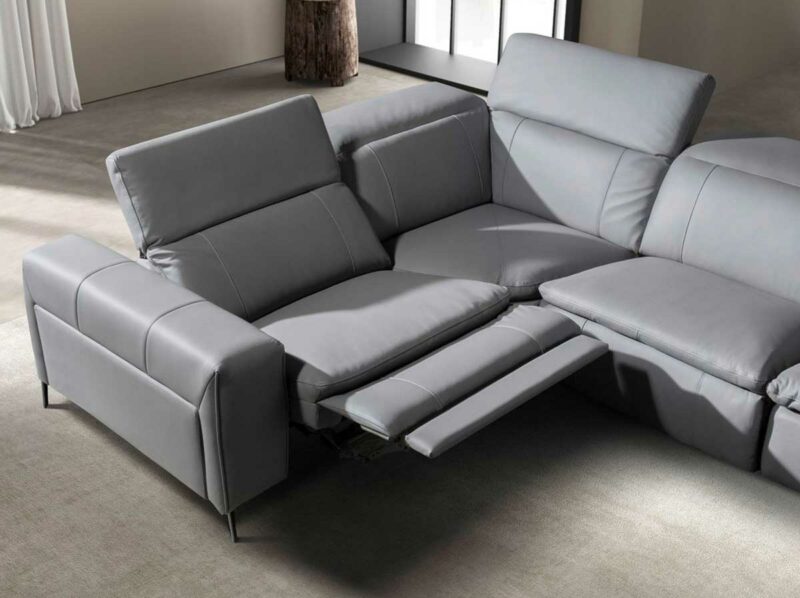 L'assise du canapé relax électrique se déploie pour un confort maximum