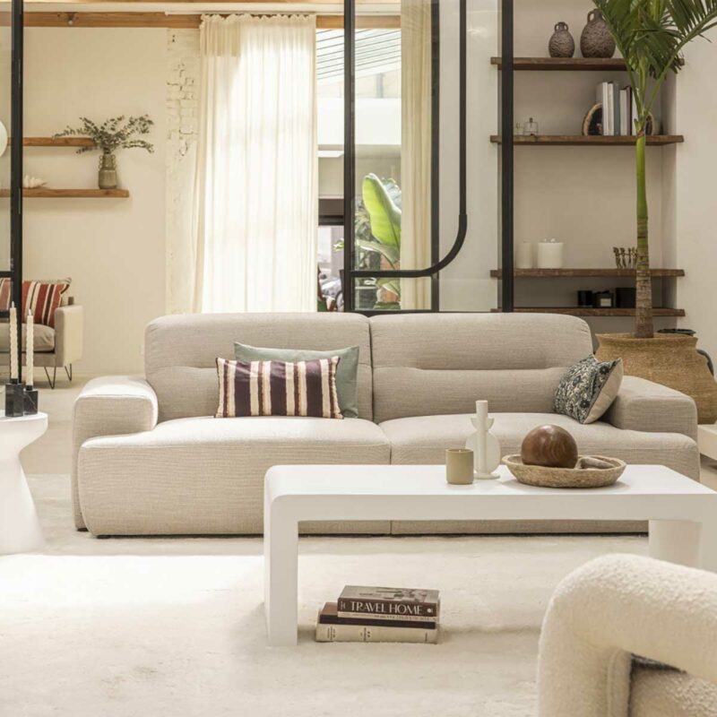 L'essentiel en beige : canapé aux lignes sculpturales et minimalistes