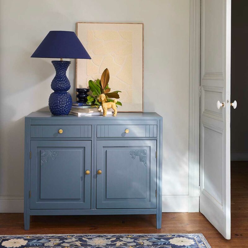 Lampe en céramique bleue : une note artisanale et raffinée