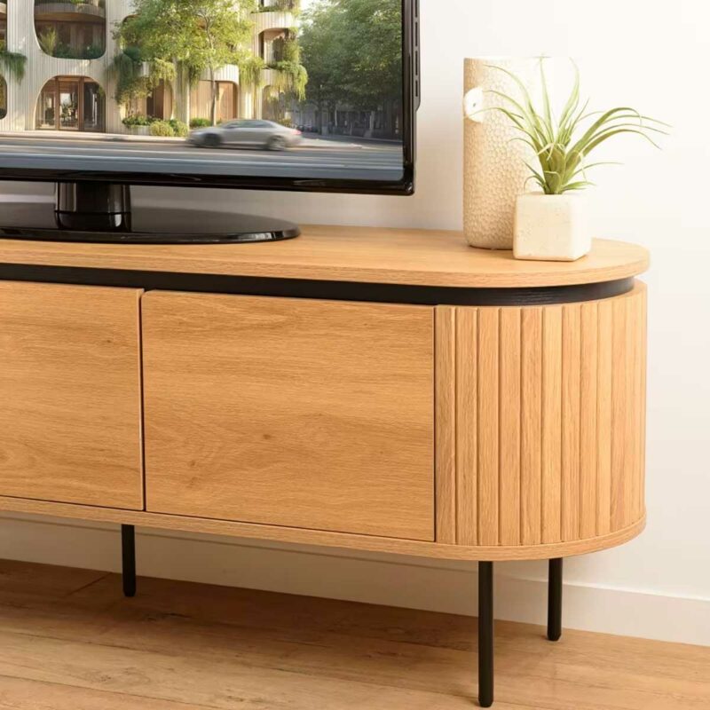 Lignes épurées et côtés en demi-cercle pour un meuble TV en bois clair