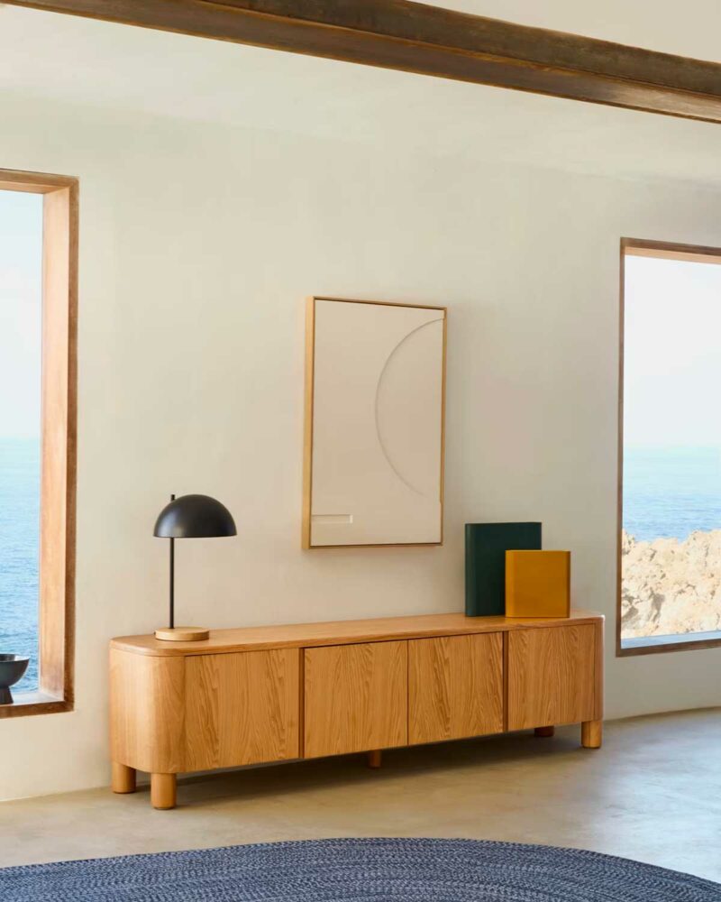 Meuble TV bois clair 200 cm aux pieds arrondis, parfait pour une déco scandinave