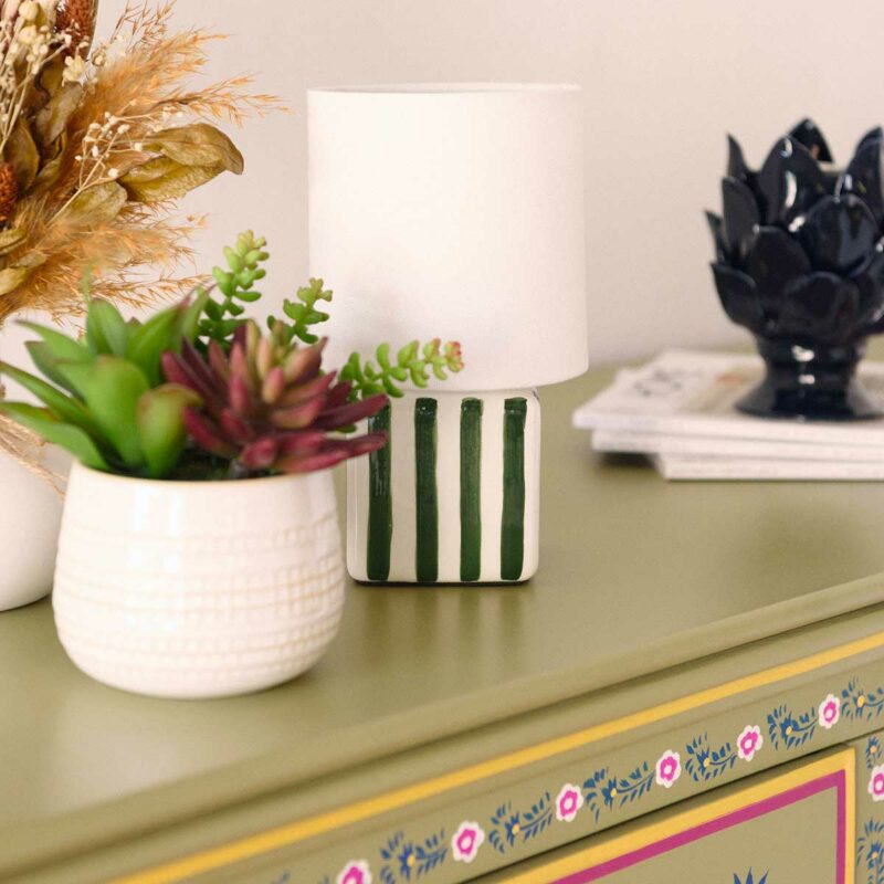Petite lampe à rayures : la touche bohème qui fait la différence