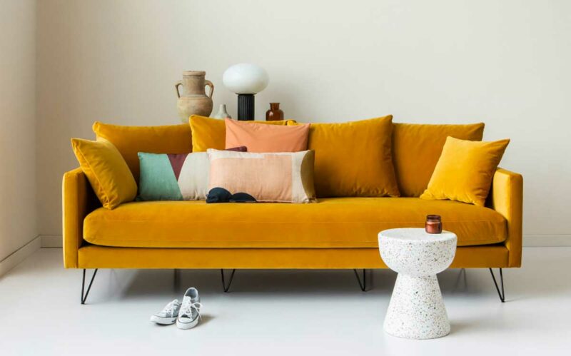 Pieds épingle : le détail vintage qui fait la différence sur ce canapé jaune
