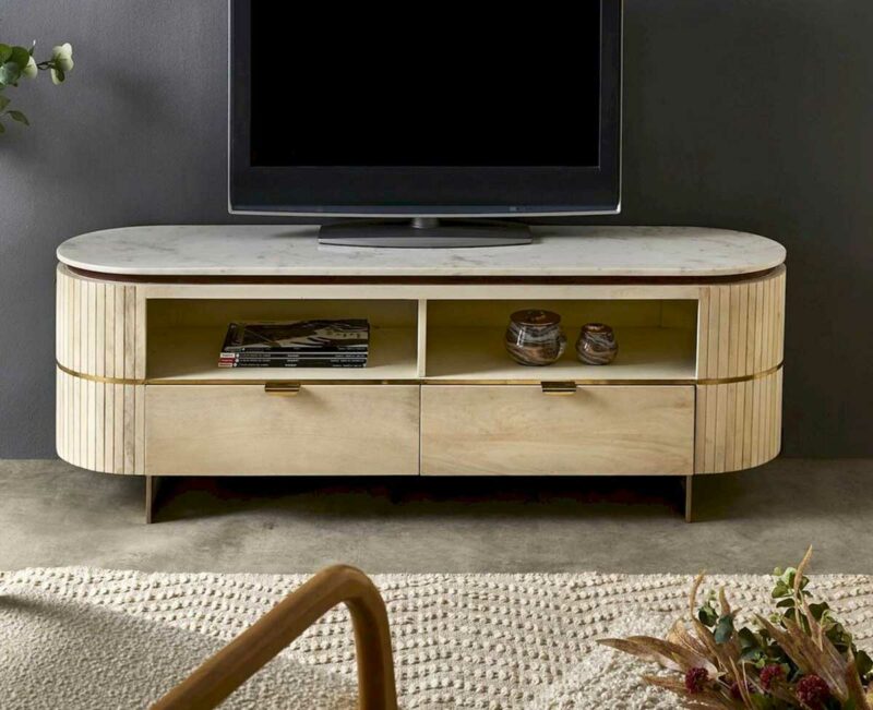 Plateau en marbre arrondi sur un meuble TV en bois clair