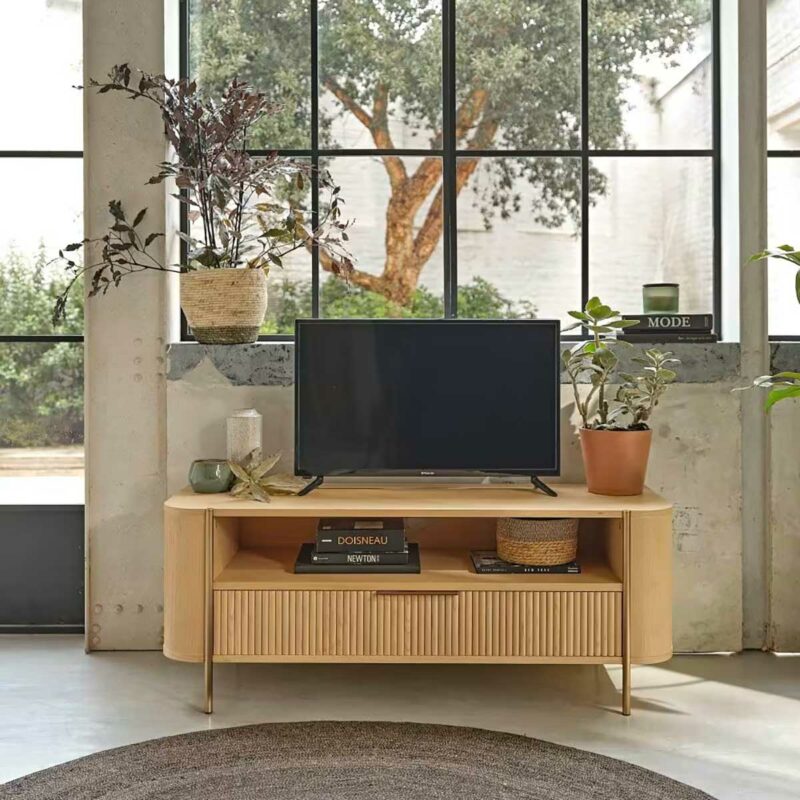 Quand les pieds deviennent design : un meuble TV arrondi en bois clair