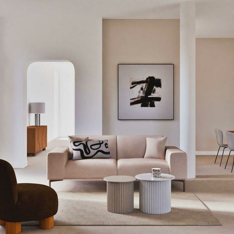 Raffinement urbain : canapé minimaliste gris sur pieds métalliques