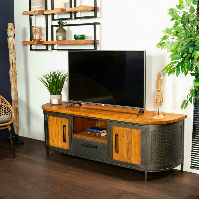 Salon à la déco industrielle avec meuble TV aux côtés courbes